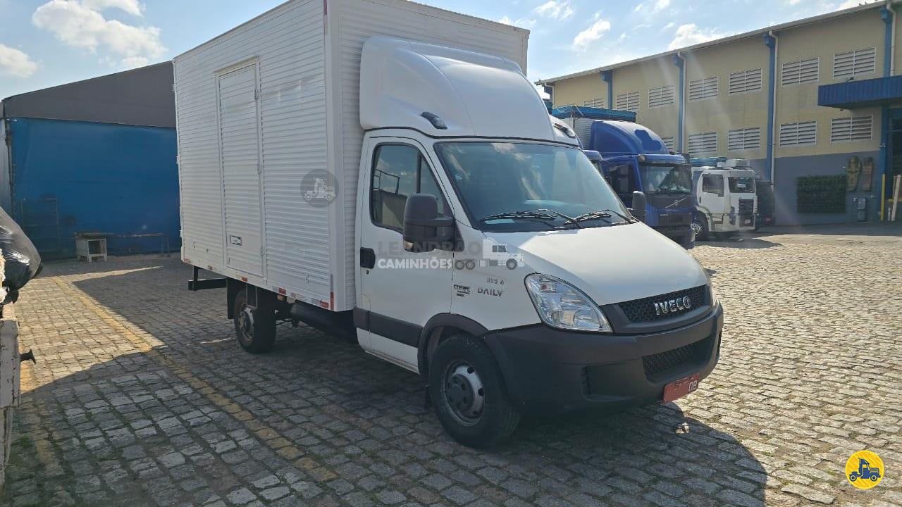 CAMINHAO IVECO DAILY 35s14 Baú Furgão 3/4 4x2 Leandrão Caminhões JUNDIAI SÃO PAULO SP